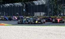 Imagem ilustrativa da imagem Verstappen reclama de manobra de Hamilton no início da corrida
