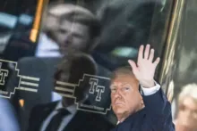 Imagem ilustrativa da imagem Trump chega a NY na véspera de histórica apresentação à Justiça
