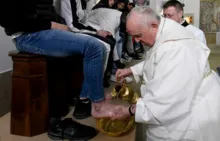 Imagem ilustrativa da imagem Papa lava pés de 12 menores infratores no ritual da Quinta-Feira Santa