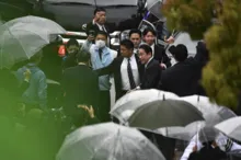 Imagem ilustrativa da imagem Vídeo: Primeiro-ministro japonês sofre tentativa de atentado