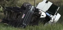 Imagem ilustrativa da imagem Motorista fica ferido após carreta tombar em Vitória da Conquista