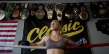 Imagem ilustrativa da imagem Ex-lutadora de UFC revela ter sofrido abuso sexual do próprio pai