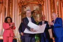 Imagem ilustrativa da imagem “Fineza de não sujar meu prêmio”, diz Chico Buarque sobre Bolsonaro
