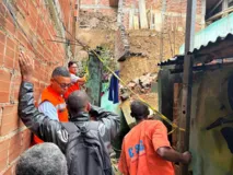 Imagem ilustrativa da imagem Vídeo: casa desaba e deixa outro imóvel destruído em Salvador