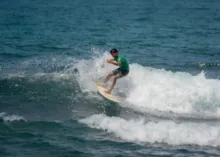 Imagem ilustrativa da imagem Marcelo Cady, filho de Ivete, participa de torneio de surfe na Bahia