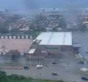 Imagem ilustrativa da imagem Ruas ficam alagadas e carros ilhados em meio a chuva forte em Salvador
