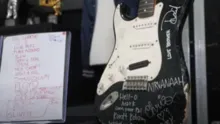 Imagem ilustrativa da imagem Guitarra destruída por Kurt Cobain vai a leilão nos EUA