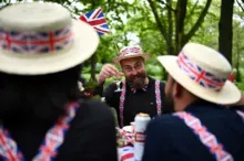 Imagem ilustrativa da imagem Britânicos celebram a coroação com festas nas ruas e show