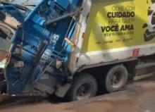 Imagem ilustrativa da imagem Caminhão cai em cratera no bairro de Itapuã