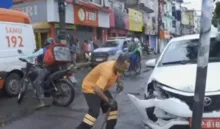Imagem ilustrativa da imagem Bandido rouba táxi, bate em poste e atropela pedestre, em perseguição