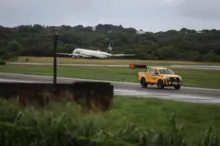 Imagem ilustrativa da imagem Avião que saiu da pista no aeroporto de Salvador segue em área de mata