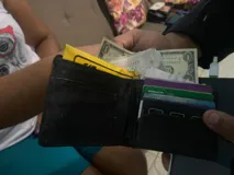 Imagem ilustrativa da imagem Professora encontra carteira com R$ 80 mil e devolve ao dono