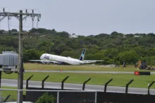 Imagem ilustrativa da imagem Após dois dias, avião da Azul segue em área do Aeroporto de Salvador