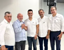 Imagem ilustrativa da imagem Deputado do PL irrita bolsonaristas após posar em foto com Lula