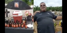 Imagem ilustrativa da imagem Vídeo: filho de ex-prefeito faz homenagem com cerveja em túmulo do pai