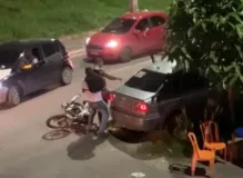 Imagem ilustrativa da imagem Vídeo: motociclista faz homem desmaiar após agressão com capacete