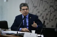 Imagem ilustrativa da imagem Líder do governo no Senado, Randolfe Rodrigues deixa a Rede