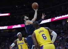 Imagem ilustrativa da imagem Com Murray inspirado, Nuggets ampliam série contra os Lakers na final