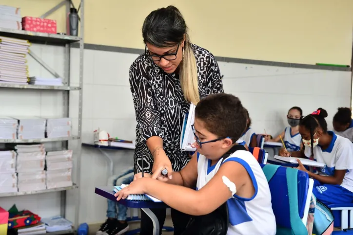 Vinícius Santana, de 10 anos, tem, pela primeira vez, a experiência de estudar em uma sala de aula