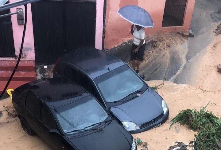 Imagem ilustrativa da imagem Chuva forte causa estragos em vários pontos de Salvador; vídeos