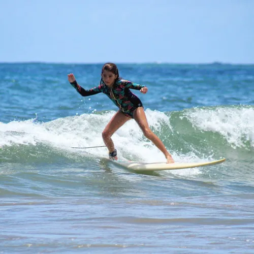 Luma mostrando suas habilidades no surf
