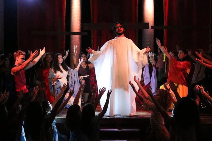 Alunos do Salesiano encenando a Paixão de  Cristo