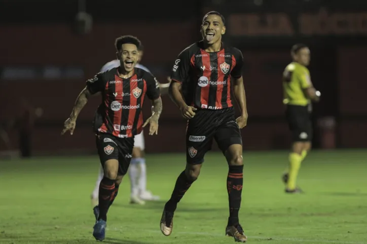 Zé Hugo comemora segundo gol do Vitória contra o Londrina