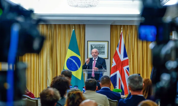 Lula falou a jornalistas na capital britânica e condenou a prisão de jornalista