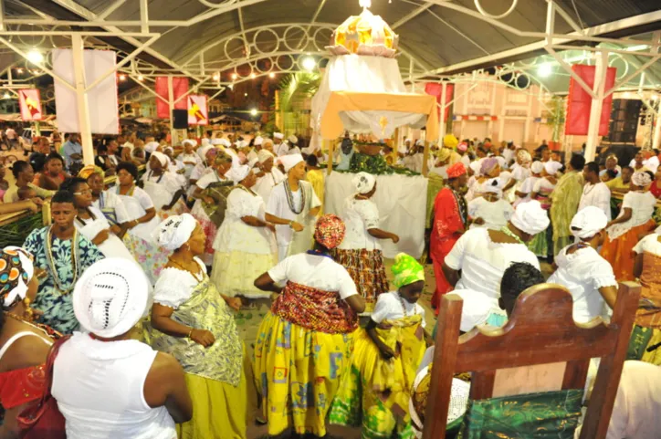 Trata-se o Bembé de uma festa rara, senão inédita, por consistir em ritos de candomblé praticados fora do ambiente sagrado de um terreiro