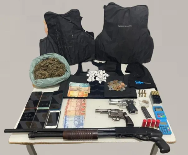 Espingarda, revólver, pistola, coletes e drogas foram encontrados durante festa