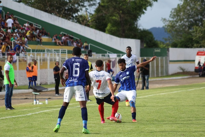 Mal o juiz deu início a partida, a equipe da casa já foi abrindo o placar