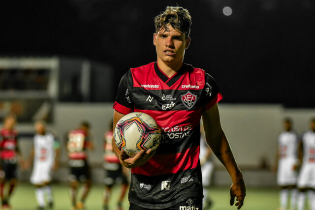 Vico em ação com a camisa rubro-negra
