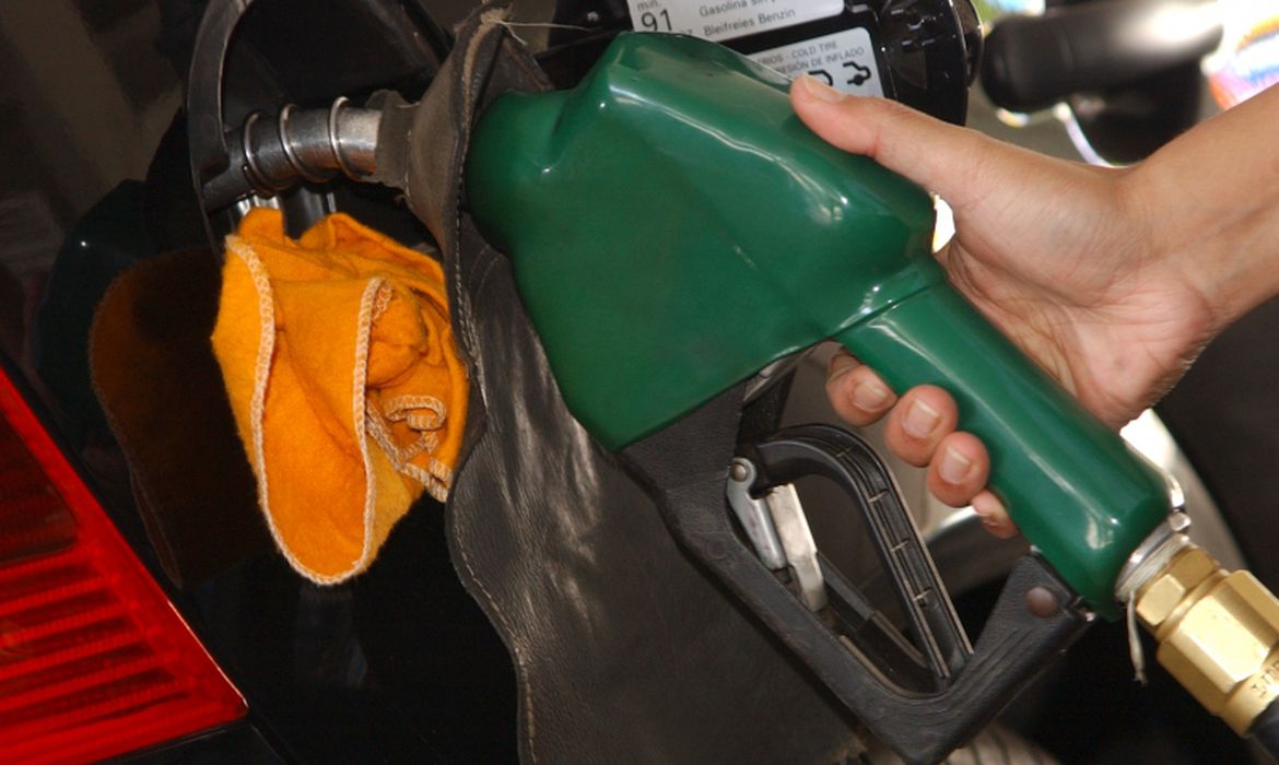 O preço máximo da gasolina encontrado nos postos foi de R$ 7,19