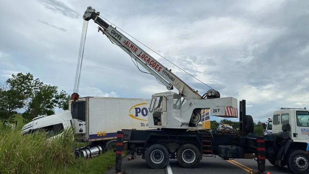 Caminhão ficou atravessado na pista e provocou congestionamento na estrada