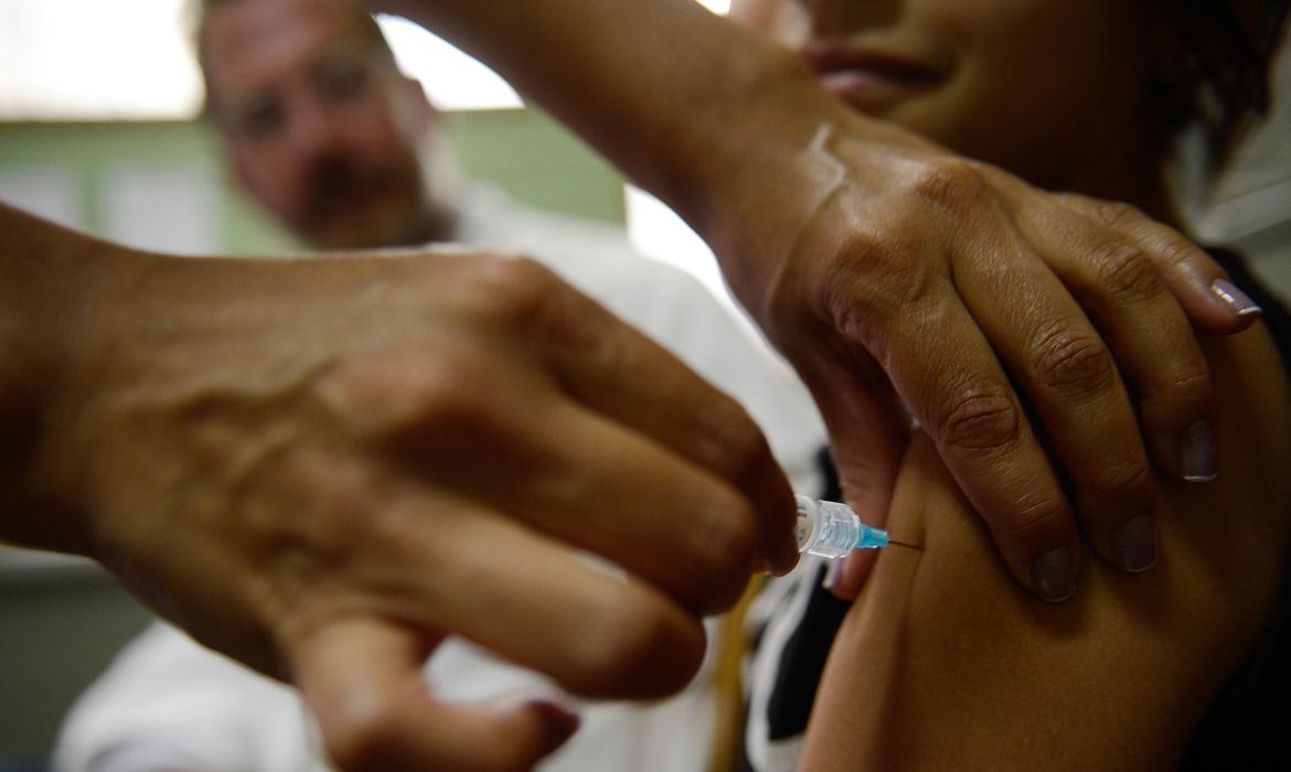 Em todo o Brasil, a cobertura vacinal da população feminina entre 9 e 14 anos alcança 76% para a primeira dose e 57% para a segunda dose