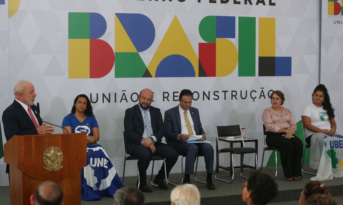 Imagem ilustrativa da imagem Governo libera R$ 2,44 bilhões extras para universidades