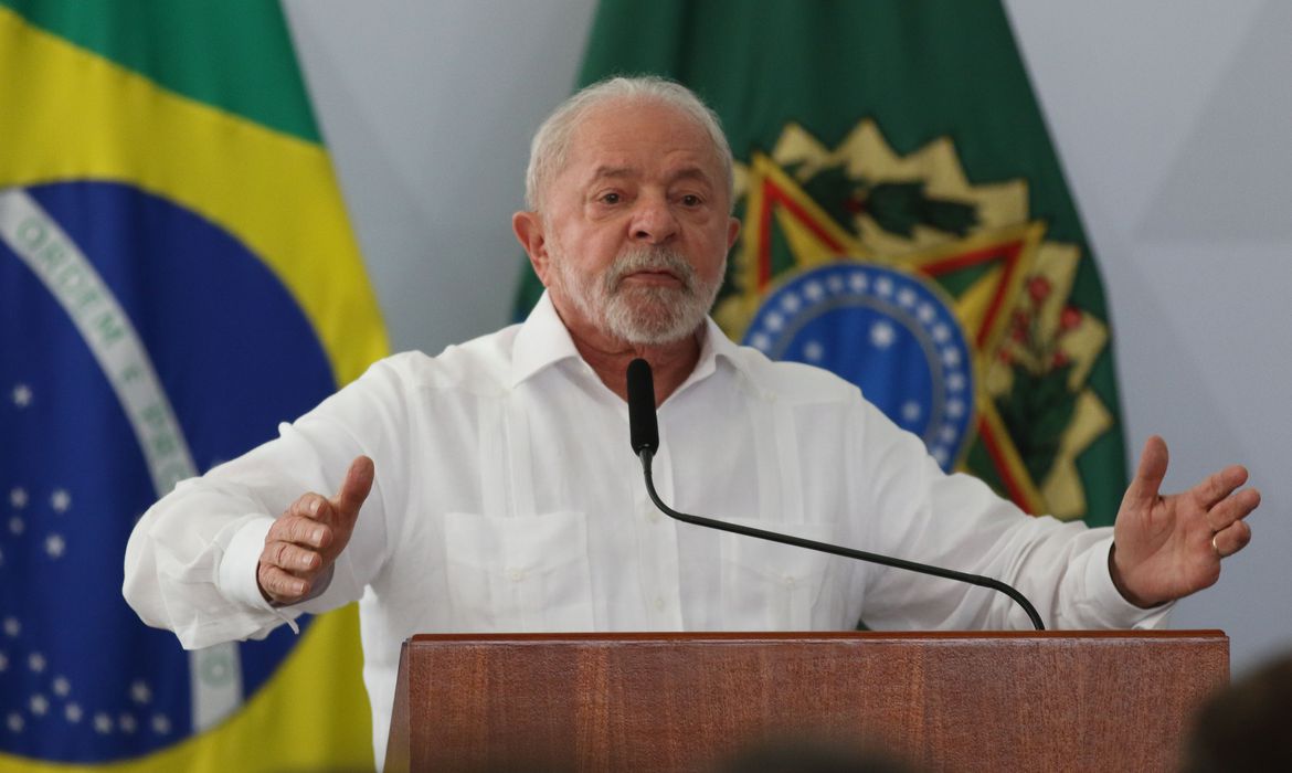 Imagem ilustrativa da imagem Lula anuncia política de reajuste do salário mínimo e isenção de IR