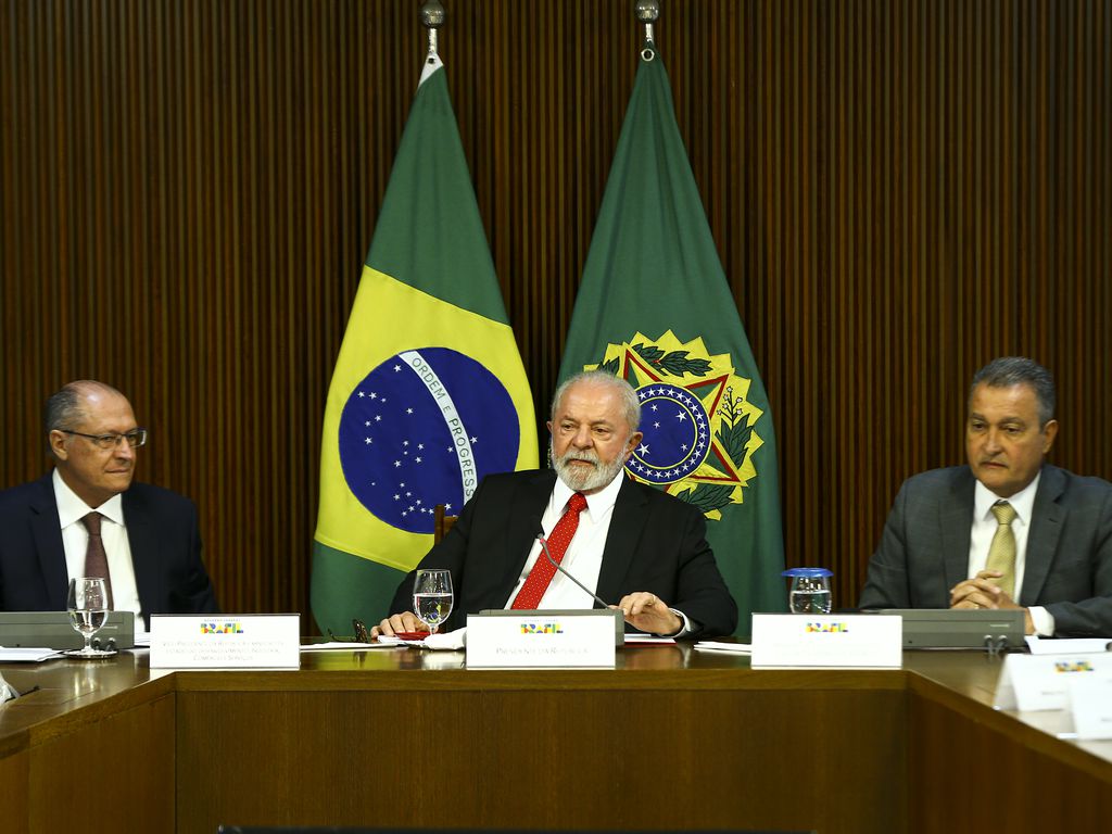 Presidente Lula na presença do Vice-presidente Alckmin e do Ministro Rui Costa