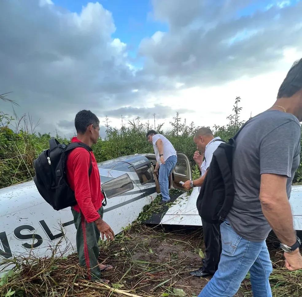 Avião derrapou na pista molhada e parou em uma mata no final da pista