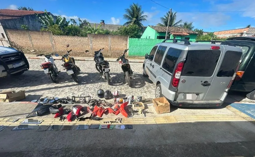As quatro motos e um utilitário teriam seus sinais identificadores adulterados