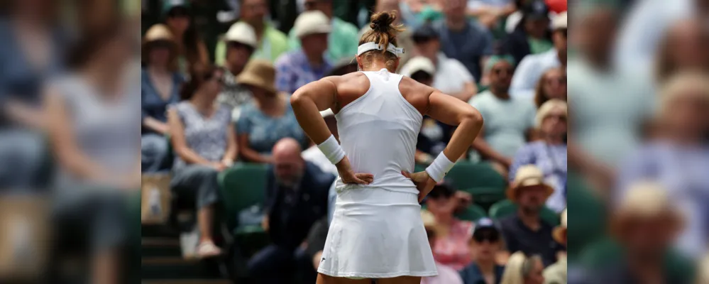 Bia Haddad abandona jogo em Wimbledon por lesão na lombar