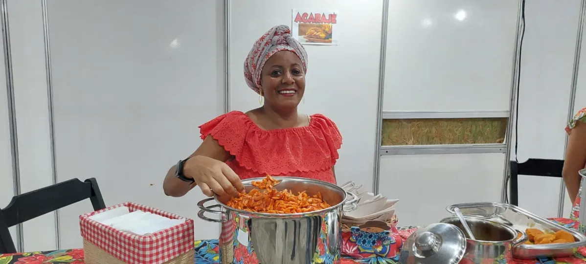 A baiana de acarajé Graziela Bonfim se garante no dendê