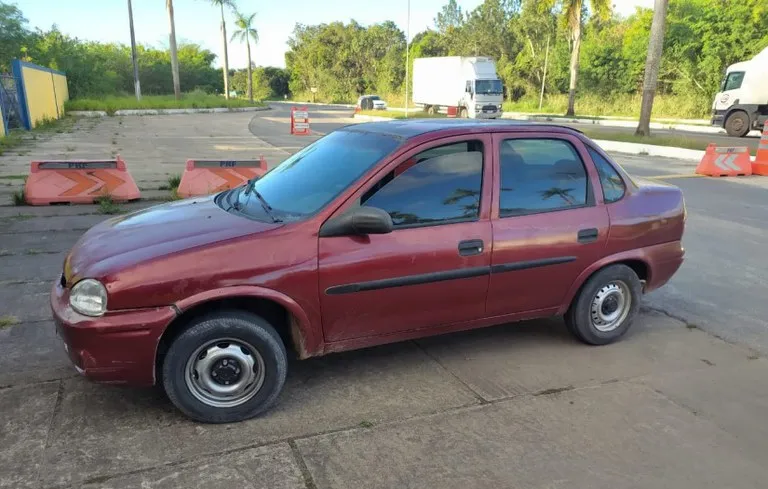 No decorrer da fiscalização, os policiais constaram que o veículo estava com as placas clonadas e o carro original também estava com restrição por roubo
