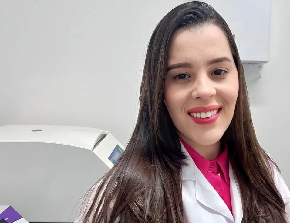 Biomédica e coordenadora do Laboratório, Samara Araújo