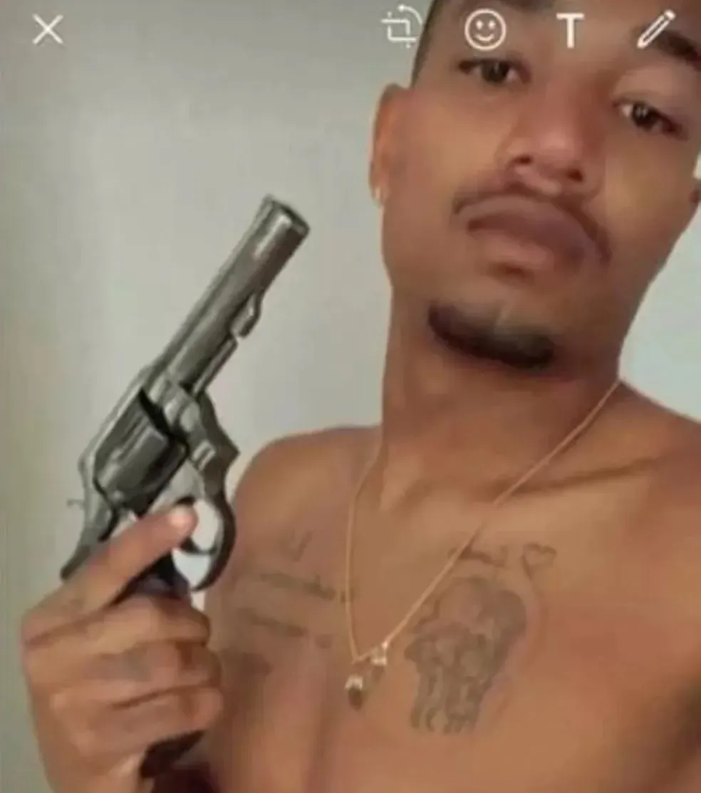Jogador Fernandinho em posse de uma arma de fogo
