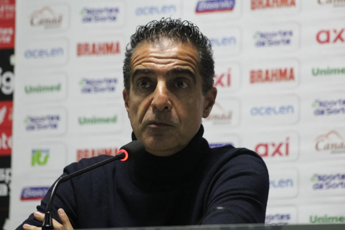 Renato Paiva em coletiva na Ligga Arena