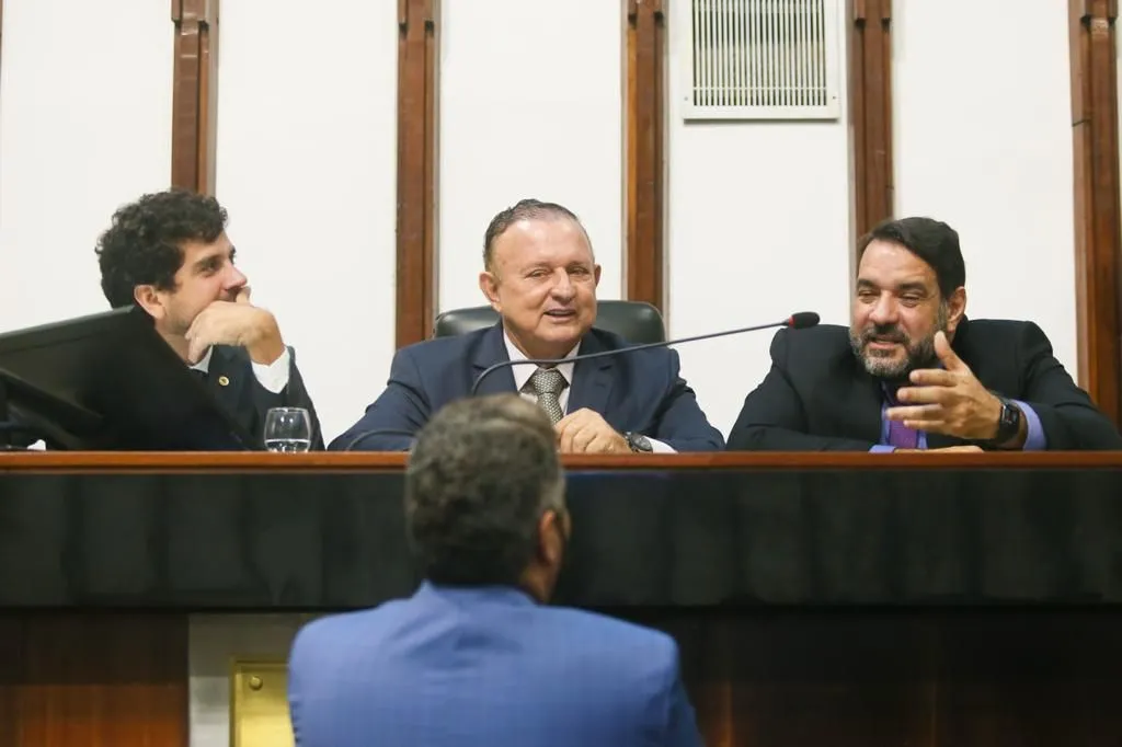 Presidente da ALBA, Adolfo Menezes ao lado dos deputados Alan Sanches e Manuel Rocha