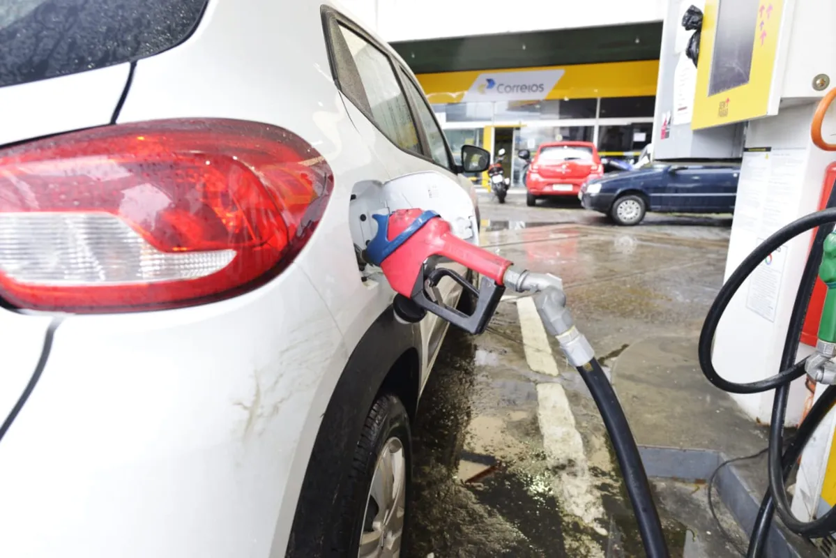 Postos de gasolina de Salvador repassam reajuste ao consumidor; gasolina fica 5% mais cara