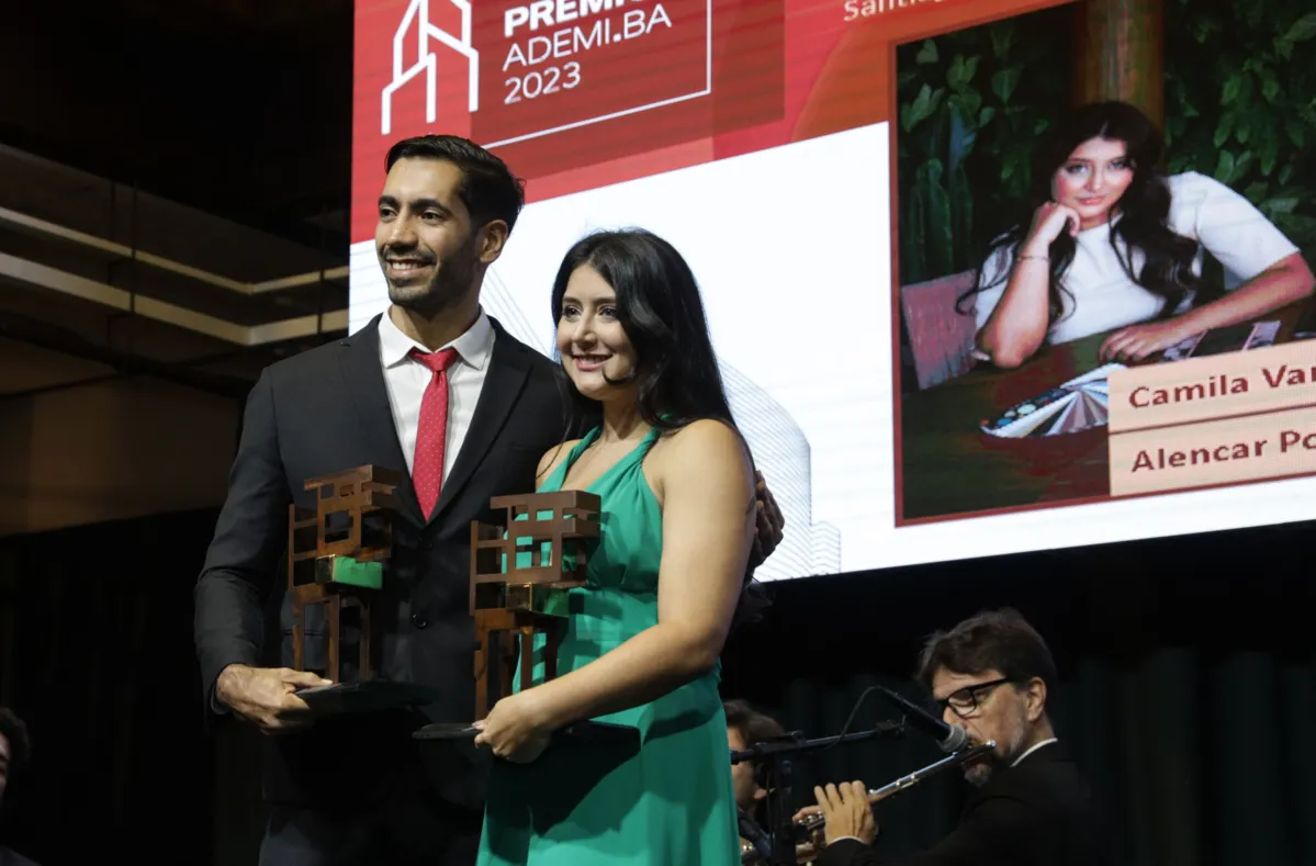 amila Varela, ganhadora do prêmio Inovação Acadêmica, e seu orientador Manoel Messias Teixeira