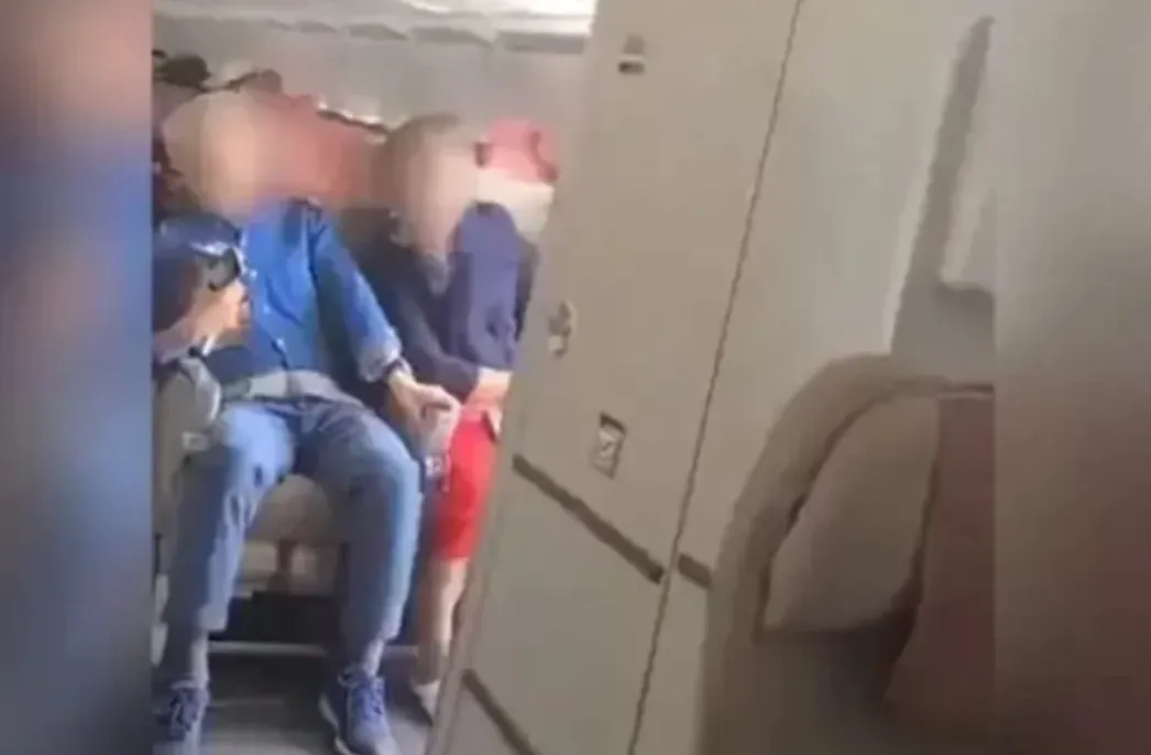 Todos a bordo estavam sentados com os cintos de segurança apertados porque o avião estava prestes a pousar, disse o porta-voz